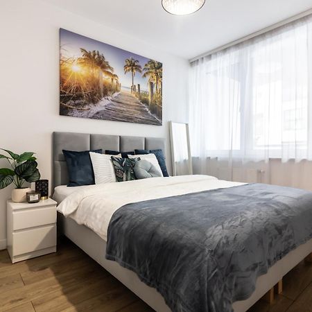 Apartament Near Sky Tower Free Parking For 2 Cars Wrocław Kültér fotó